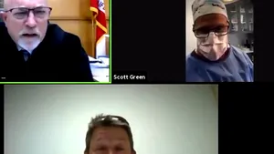 Cu ochii pe ZOOM iar cu mâinile în pacient. Un chirurg american a participat la audierea sa online, din sala de operaţie