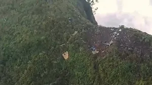 Indonezia. Echipele de salvare găsesc epava avionului dispărut sâmbătă în munții Sulawesi
