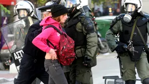Poliţia arestează 87 de persoane la Atena, în urma violenţelor de luni seara