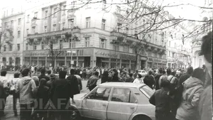 25 DE ANI DE LA REVOLUŢIE: 21 decembrie 1989 - Revoluţia a început şi la Cluj, unde militarii au tras în manifestanţi - FOTO