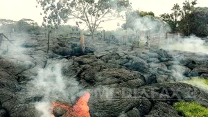 Lava unui vulcan în erupţie în Hawaii se apropie de zone locuite - VIDEO