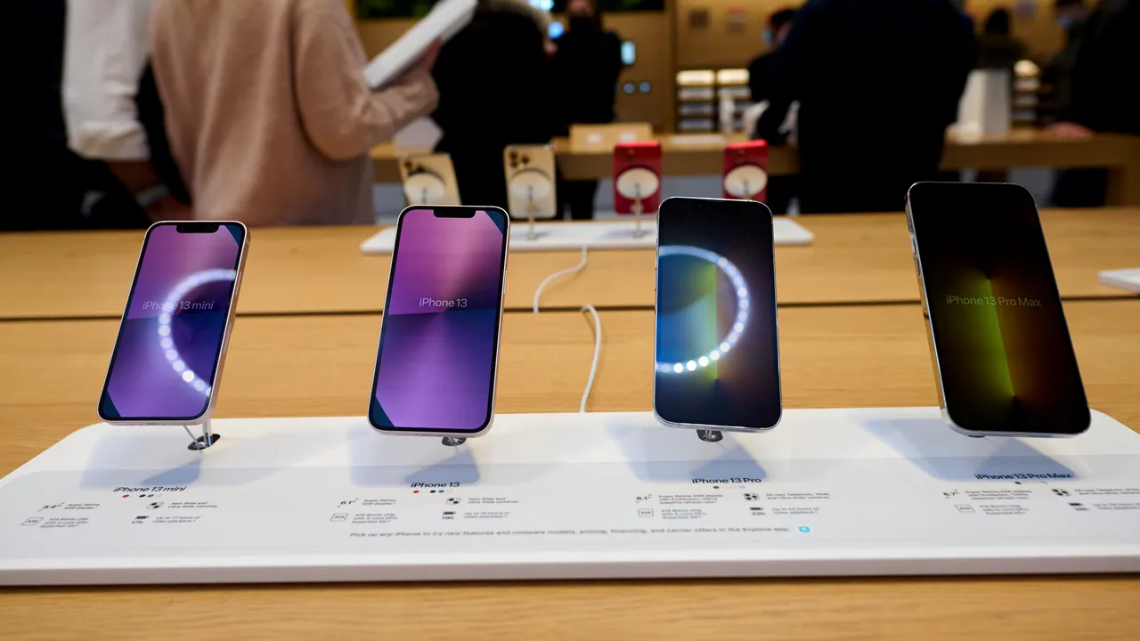 O fabrică Apple din India a fost închisă pentru rele tratamente aplicate angajaţilor. În ce condiţii lucrau muncitorii