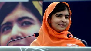 Malala Yousafzai, cea mai tânără laureată a Premiului Nobel pentru Pace,  s-a întors în Pakistan, la şase ani după ce a fost împuşcată în cap de talibani
