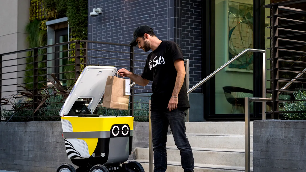VIDEO Ladă frigorifică colorată pe roţi. Uber testează livrarea de mâncare cu ajutorul roboţilor