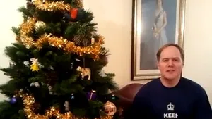 Urări pentru români: Ambasadorul britanic recită Pluguşorul purtând un tricou cu mesajul 