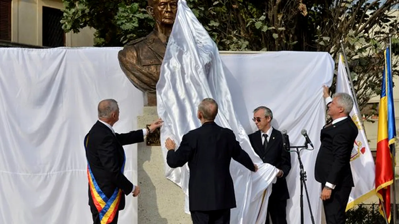 Aniversarea Regelui Mihai: Piaţeta Regelui, inaugurată de primarul Sorin Oprescu - FOTO