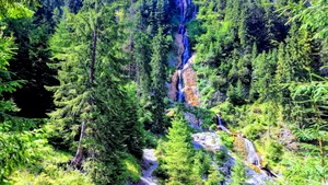 Comuna din Bistrița-Năsăud care pune un pariu-record pentru supraviețuire și construiește o punte suspendată de 6 milioane de euro în Munții Rodnei