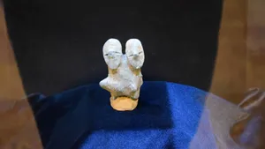 FOTO Două zeităţi de acum 8.000 de ani, aducătoare de fertilitate, expuse la Muzeul din Alba Iulia