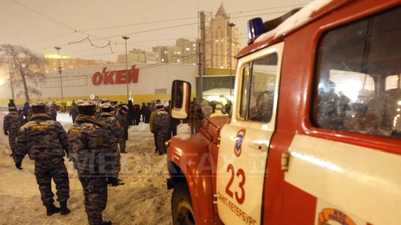 Un mort şi 13 răniţi în urma prăbuşirii acoperişului unui hipermarket la Sankt Petersburg - FOTO