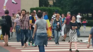 O stradă din Braşov, blocată de protestatarii care au scandat împotriva modificărilor din Justiţie. Un bărbat a fost ridicat de jandarmi şi amendat cu 3.000 de lei
