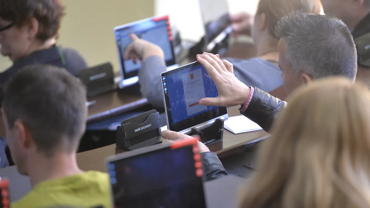 STS: Avem 18.000 de tablete în secţiile de votare din România. Toţi operatorii ştiu să le utilizeze