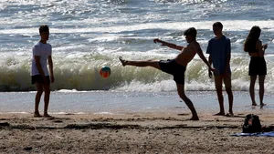 Peste 15.000 de români au ajuns de Rusalii la mare