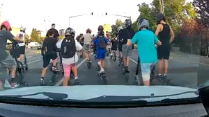 Haos cu trotinetele pe străzile din Timișoara. Poliția îi caută pe tinerii filmați în timp ce-și făceau de cap în trafic