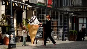 Sub umbrelă, la terasă, lupţi cu căldura din casă. Topul băuturilor de weekend 