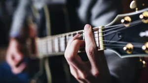 Un bărbat din Japonia, arestat după un deceniu în care și-a terorizat vecinii cu muzică rock la volum maxim