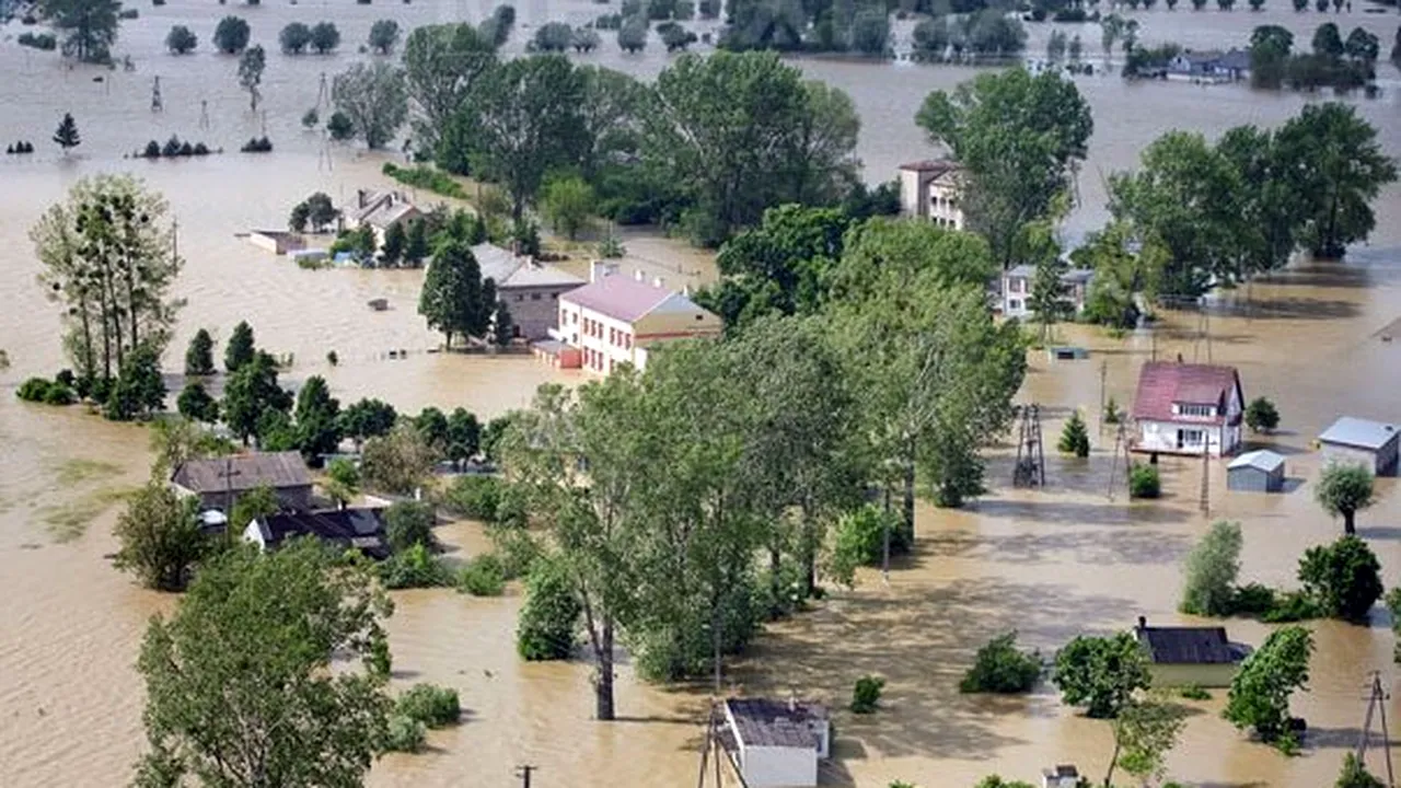 Inundaţii în Muntenegru, Bosnia, Serbia şi Albania, mii de persoane au fost evacuate
