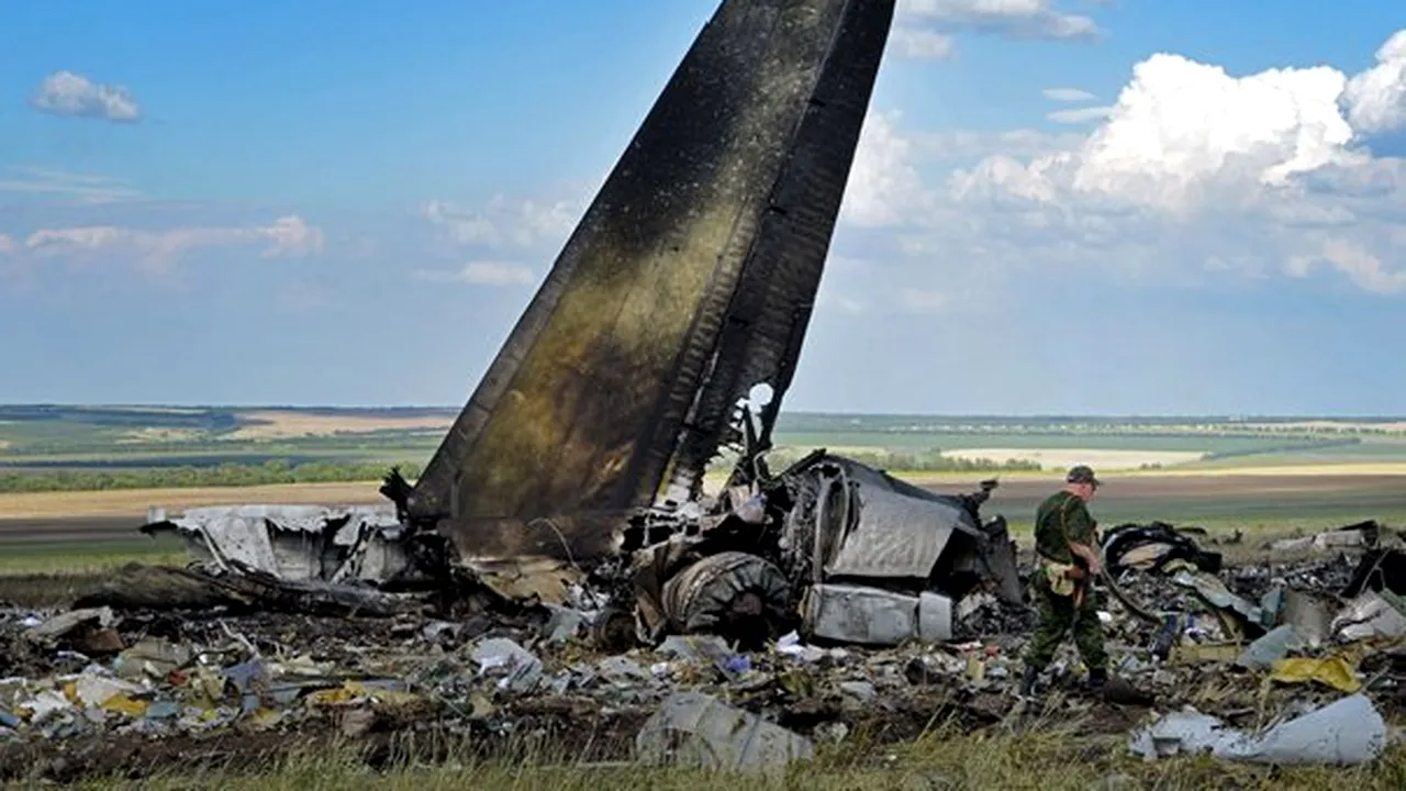 Un avion militar ucrainean cu 49 de oameni la bord a fost DOBORÂT. Toţi pasagerii au murit. REACŢIA preşedintelui Ucrainei - FOTO, VIDEO