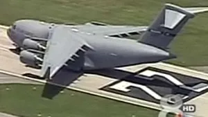 ATERIZARE INCREDIBILĂ: Cum a reuşit un avion cargo al Air Force să se oprească la trei metri de sfârşitul pistei - VIDEO