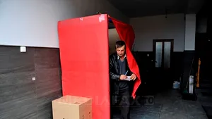 REPORTAJ: Cabină de vot roşie în garajul unui lider PSD Cluj. Alegător: Dacă nu votăm, se pun ei şefi - GALERIE FOTO