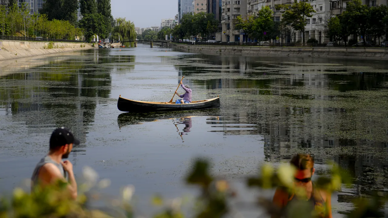 Atelier de bărci, în spatele blocului. Un grafician din Bucureşti şi-a transformat în afacere pasiunea pentru nautică
