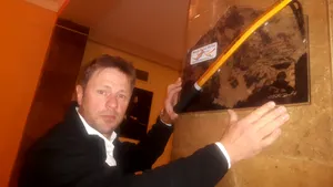 GALERIE FOTO Alpinistul român Torok Zsolt şi-a DONAT placheta şi pioletul. Pot fi văzute la Teatrul din Arad