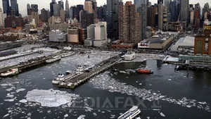 Transportul pasagerilor cu feribotul pe East River, oprit din cauza gheţii: 
