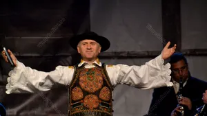 Preotul Pomohaci, implicat într-un scandal sexual cu minori, a cântat pe scenă la zilele unei comune din Bihor: 