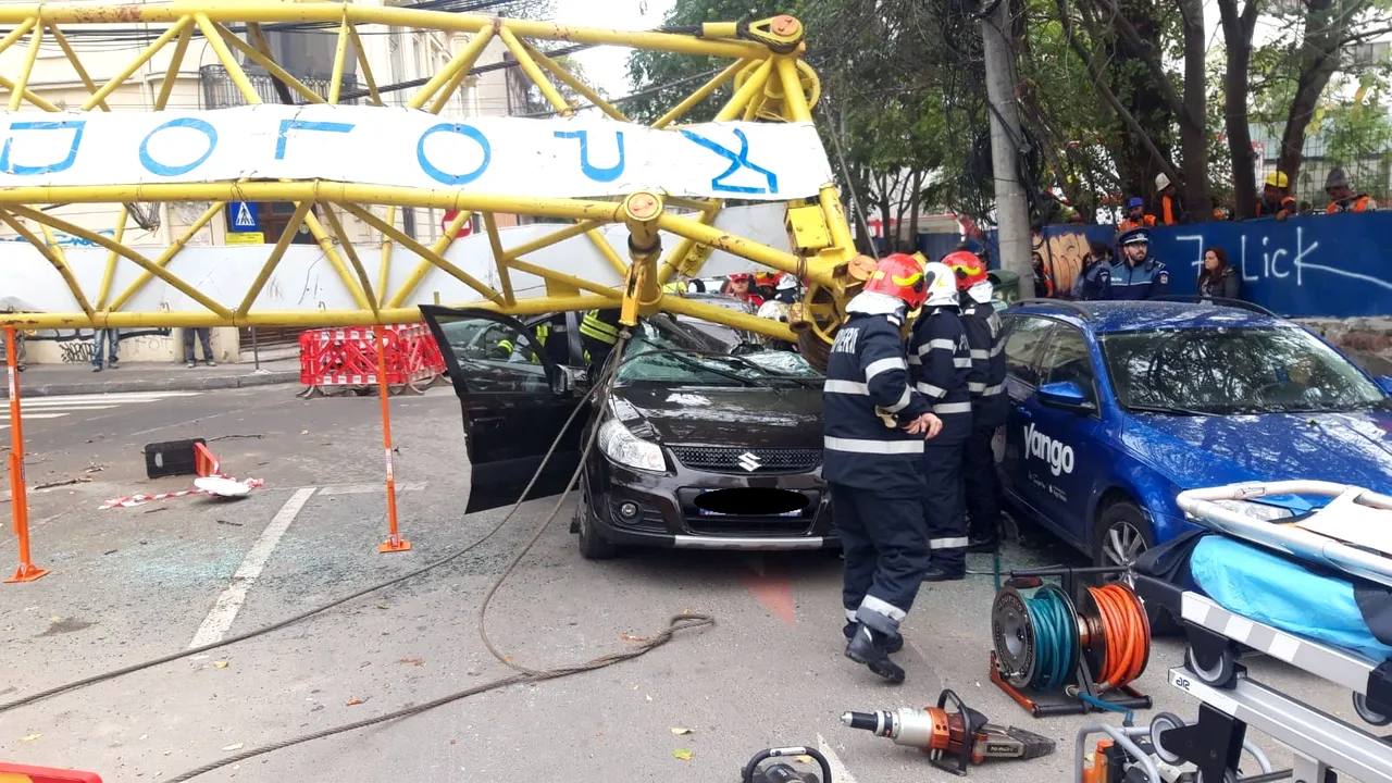 FOTO | O macara s-a prăbuşit peste o maşină cu pasageri, în centrul Bucureştiului: Un bărbat a fost dus în comă la Spitalul Universitar