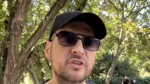 „Micul de pe perete”: Macanache semnează o intervenție artistică neconvențională