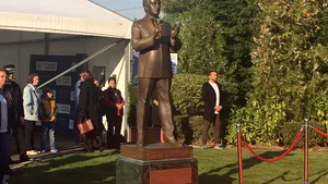 O nouă statuie în Capitală. Monumentul prinţului Rainier a fost dezvelit în Parcul Circului. Firea: E o investiţie ce poate fi considerată mare | FOTO, VIDEO