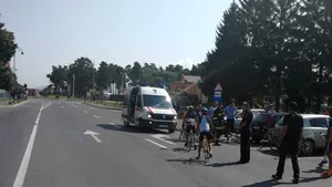 Patru adolescenţi, membri ai unui club de ciclism din Zărneşti, au fost loviţi de o maşină. Unul dintre ei, în stare gravă