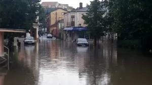 O ploaie torenţială de câteva zeci de minute a făcut ravagii în Constanţa: Străzi şi magazine inundate/ Mai multe maşini, sub apă | FOTO, VIDEO