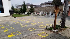 FOTO: Cum merg oamenii la biserică în vremea coronavirusului. Soluţia găsită de o parohie din Prahova