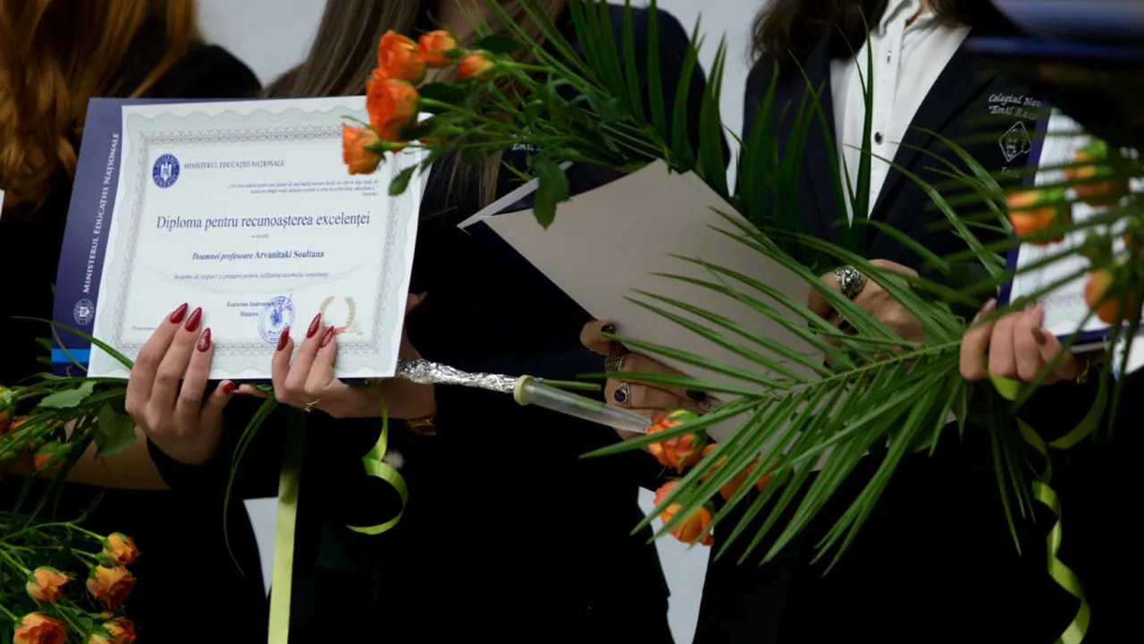 157 de elevi olimpici români vor fi premiați miercuri de Ministerul Educației. Câți bani primesc