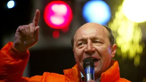 Un film cu preşedintele Băsescu lovind  în faţă un copil a fost publicat pe internet - VIDEO