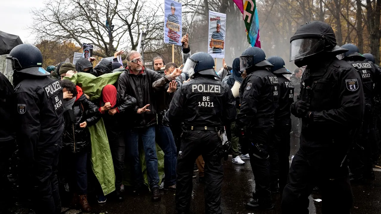 Autorităţi: 365 de protestatari au fost reţinuţi la Berlin / Zece poliţişti au fost răniţi
