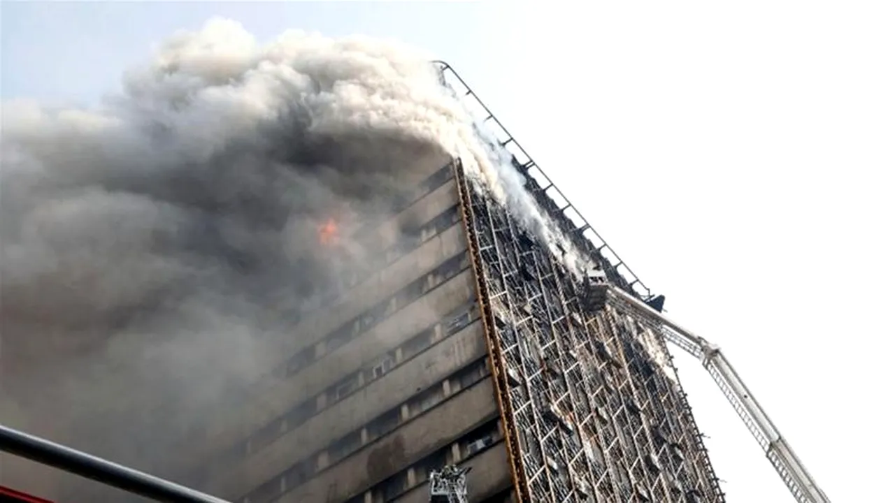 GALERIE FOTO, VIDEO Cel puţin 75 de persoane au murit, inclusiv 45 de pompieri, după prăbuşirea unui turn cu 17 etaje din Teheran, în urma unui incendiu