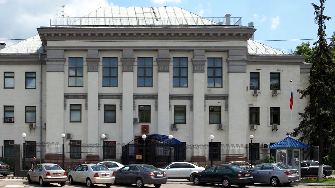 Pregătire pentru o invazie sau farsă? Rusia a evacuat o parte din personalul ambasadei de la Kiev