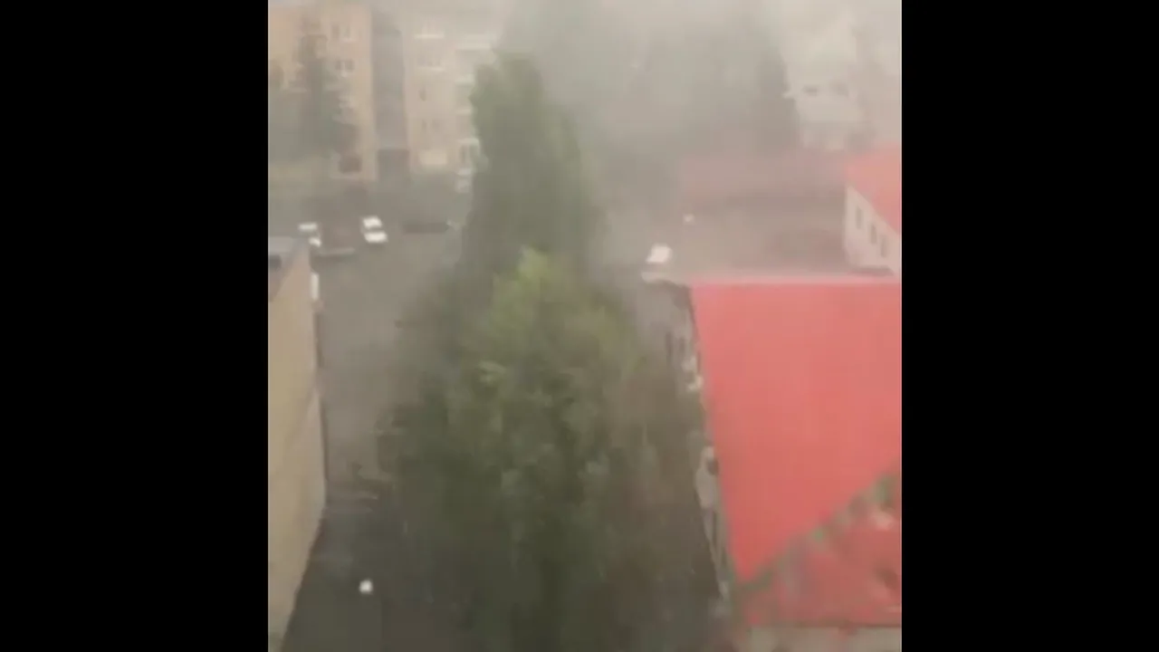 Mai multe străzi au fost acoperite de ape la Sfântu Gheorghe, în urma unei ploi torenţiale | VIDEO