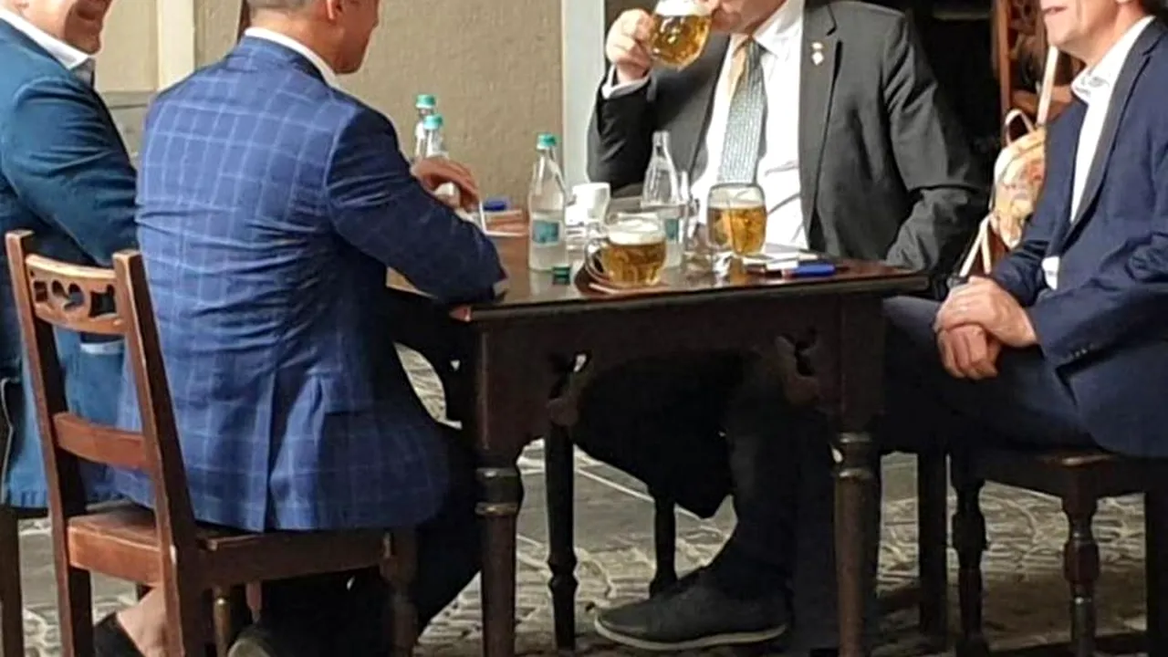 Fotografie cu Orban la terasă, cu halbe de bere pe masă, în Centrul Vechi, postată de PSD: „A instalat o guvernare de bodegă!”