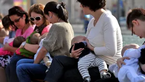 Sondaj: 80% din bărbaţi cunosc beneficiile laptelui matern, patru din zece ar alăpta, dacă ar putea