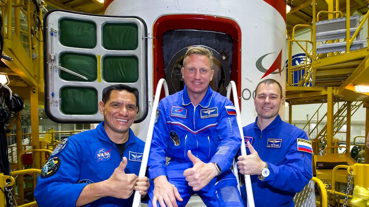 Un astronaut NASA şi doi cosmonauţi ruşi au fost lansaţi în spaţiu cu o navă rusească