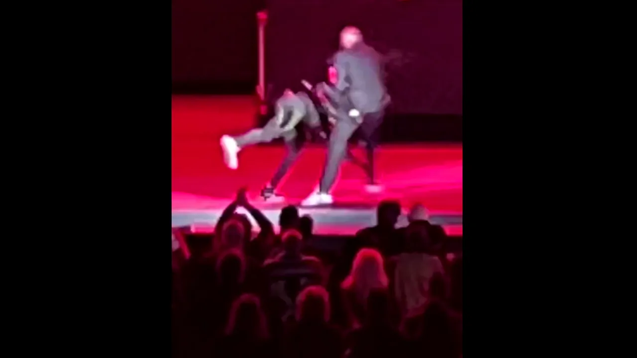 Comediantul de stand-up Dave Chappelle, atacat pe scenă în timpul unui spectacol