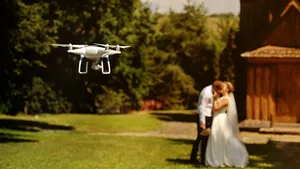 Un tânăr s-a ales cu dosar penal după ce a folosit o dronă în timpul unei nunţi. Ce documente sunt necesare pentru utilizarea dronelor