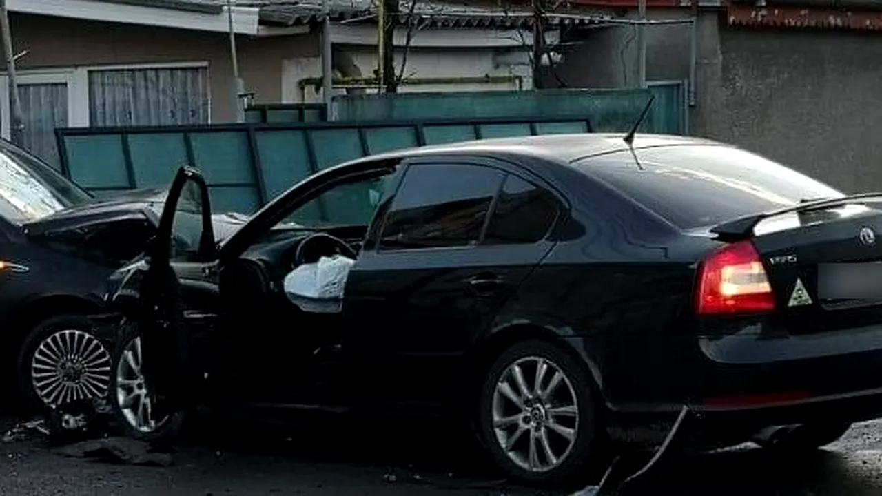 Apariţie surprinzătoare la un accident din Constanţa. Bărbat gol lângă o maşină lovită - FOTO în articol