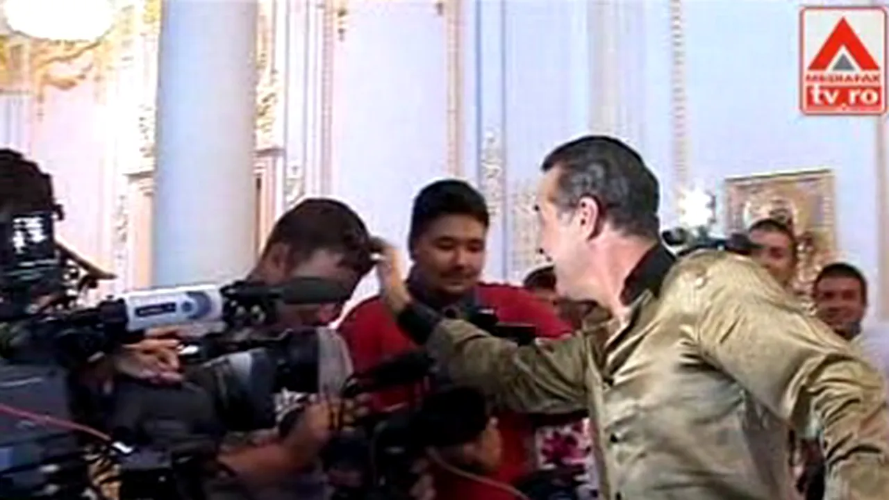 Becali i-a salutat de rămas-bun pe ziarişti cu câte o 