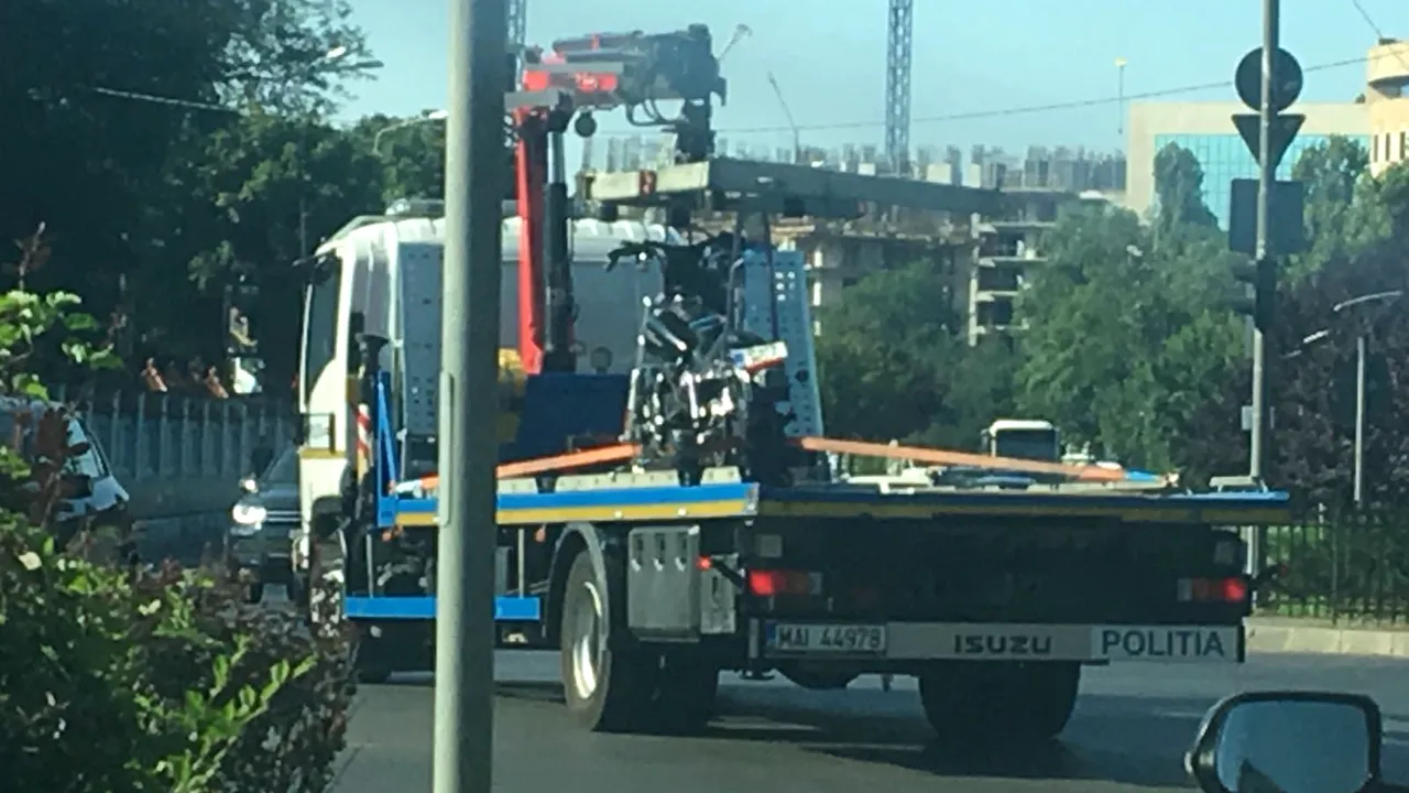 Accident pe pasajul Basarab din Capitală, în care a fost implicat un motociclist. FOTO