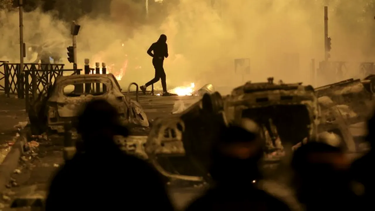 Proteste violente în Franţa. Bunica adolescentului ucis face apel la calm / Macron a convocat premierul şi miniştrii de Interne şi de Justiţie / Bilanţul de la începutul ciocnirilor din Hexagon: peste 3.300 de arestări / Casa unui primar din suburbiile Parisului a fost atacată, soţia lui are fractură de tibie