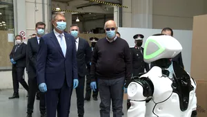 Ce i-a spus roboţelul Escu lui Klaus Iohannis