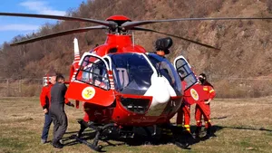 Salvare la limită. Un turist a căzut în gol patru metri în zona montană. Intervenţie SMURD cu un elicopter FOTO